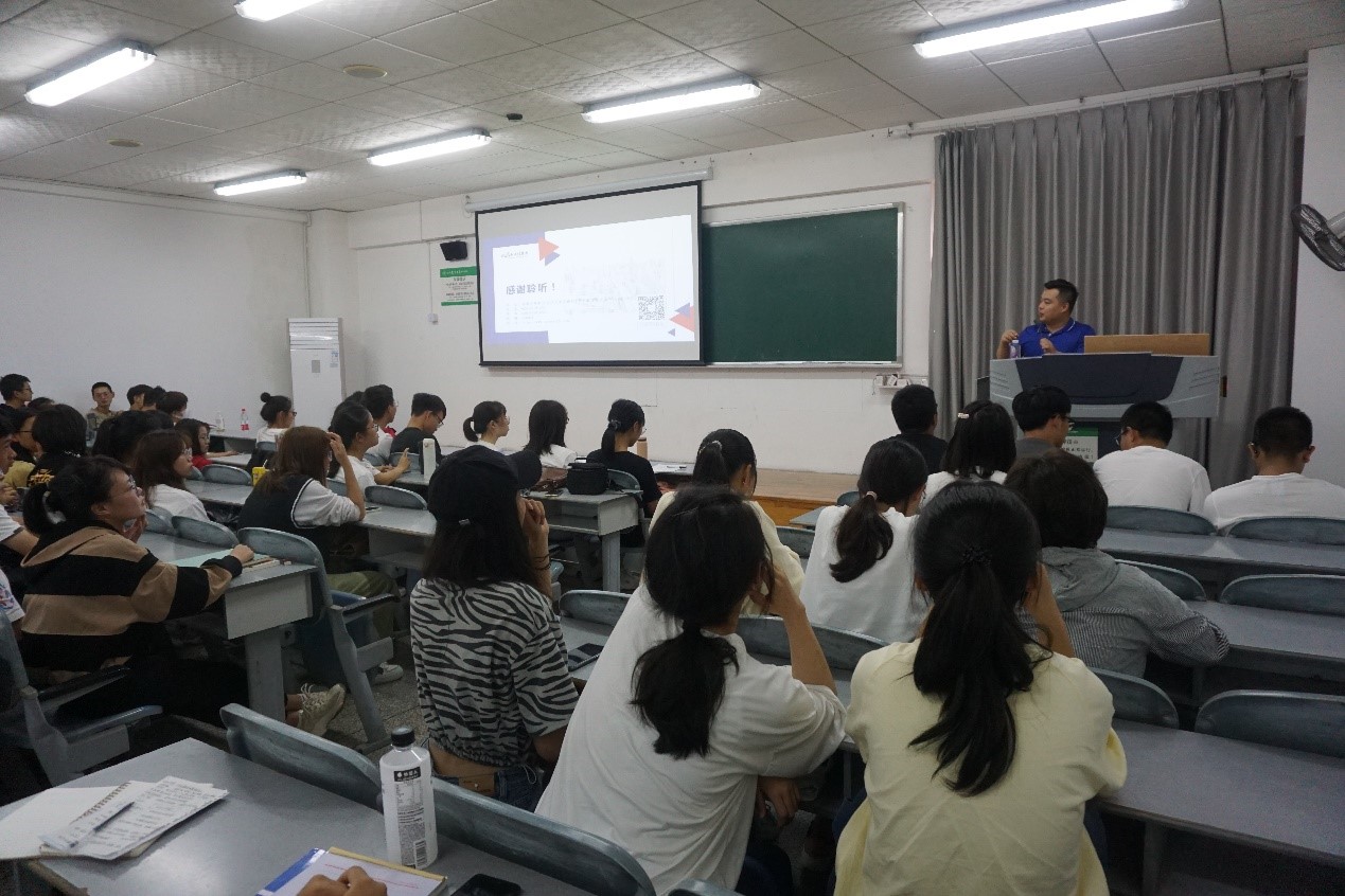 建城学院邀请企业管理者走进新生课堂