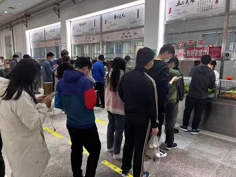 疫情防控期间，东农食堂暖心举措传递浓浓暖意