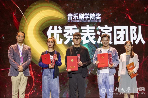 《红梅花开》荣获“音乐剧学院奖”三项大奖