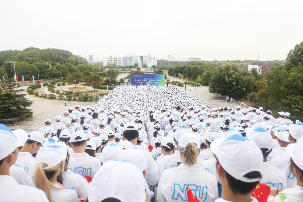 学校举行大赛志愿者出征仪式