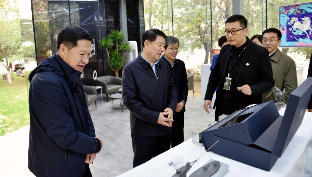 自治区政府副主席奇巴图来我校调研