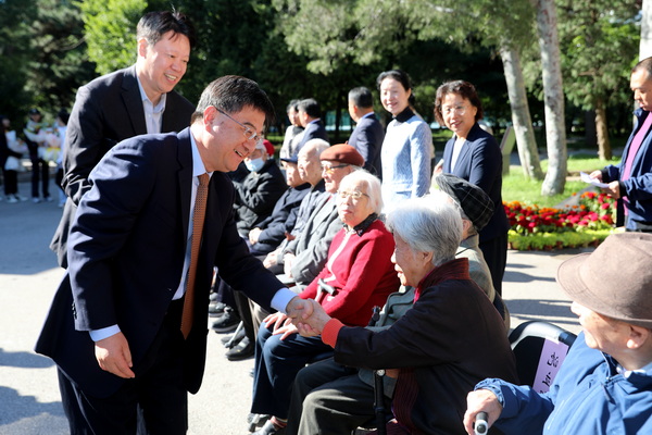 跨越七十年的交流与祝福校领导与1951年入校离退休老同志代表合影留念