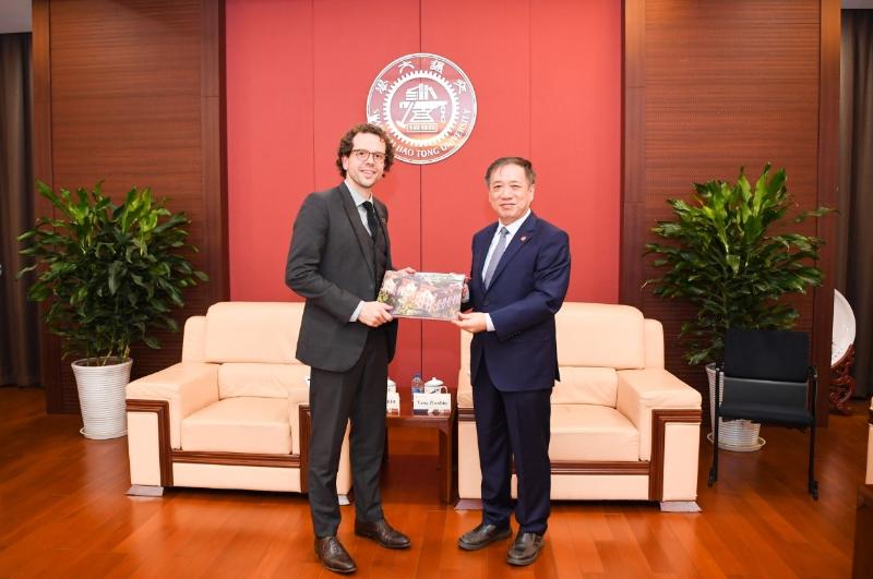卢森堡驻沪总领事VincentHIEFF一行访问上海交大