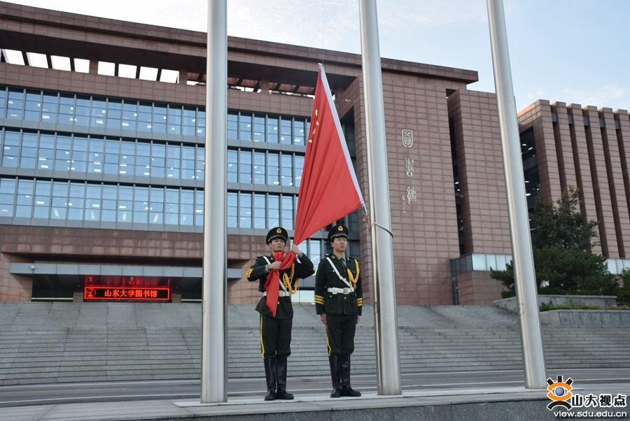 举行“庆百年芳华，颂百廿弦歌”升旗仪式