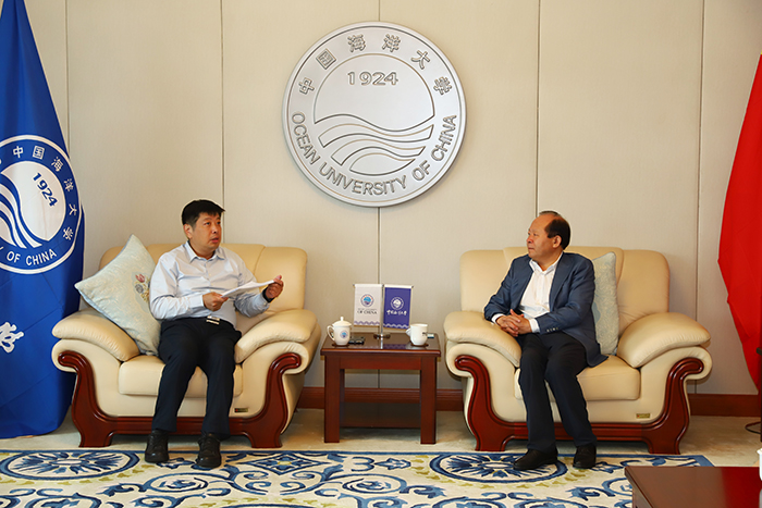 青岛市委统战部副部长、工商联党组书记杨长军一行到校交流座谈