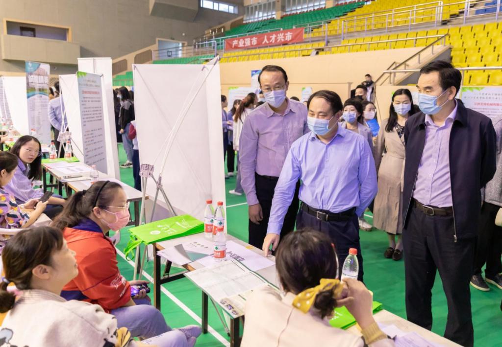 全国大中城市联合招聘会镇江站活动在我校举办