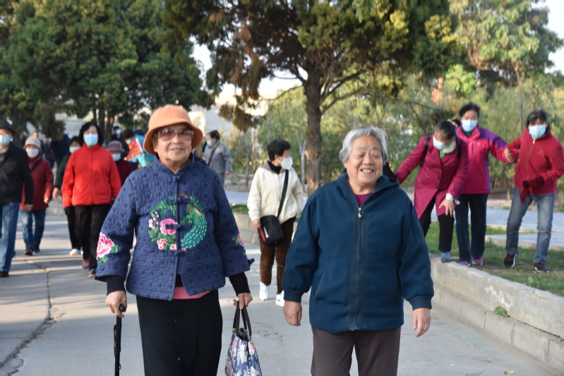 西北师大举行离退休教职工重阳节登山活动