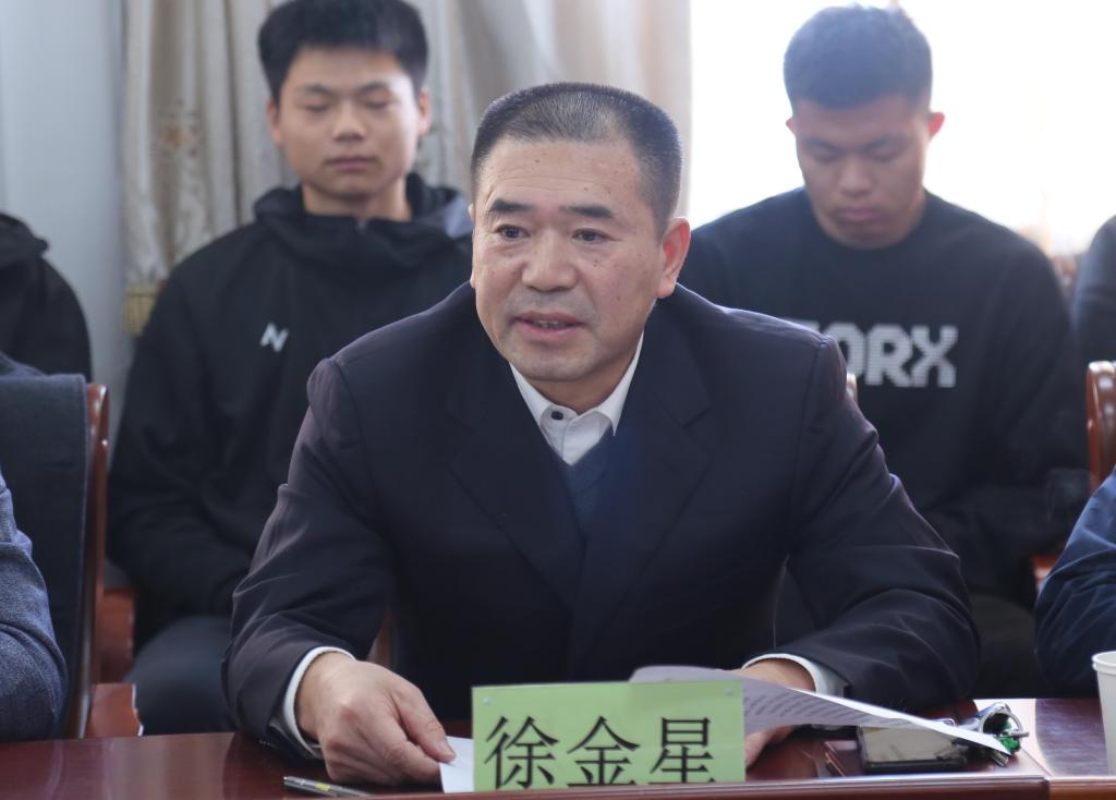 我校校男女篮球队载誉而归并召开座谈会