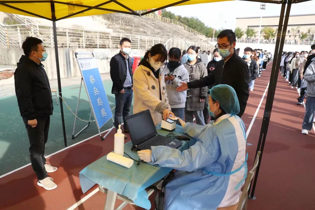 我校开展全员核酸检测工作筑牢校园健康安全防线