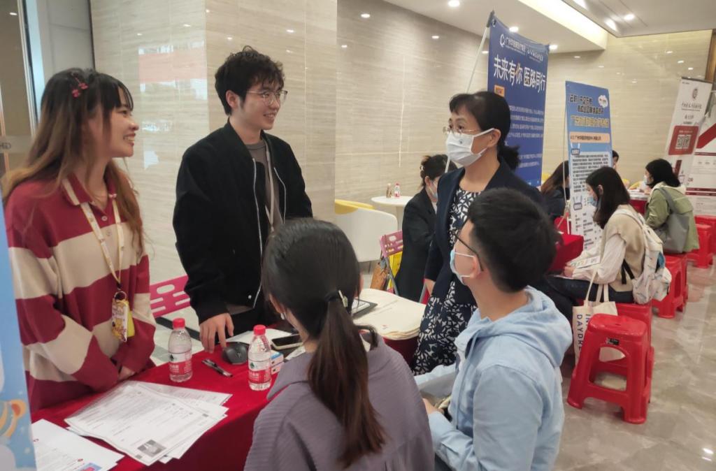 知识城校区举办首场线下招聘会