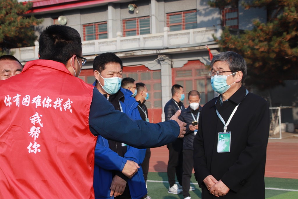 核酸检测现场“一抹红”全力以赴守护师生健康