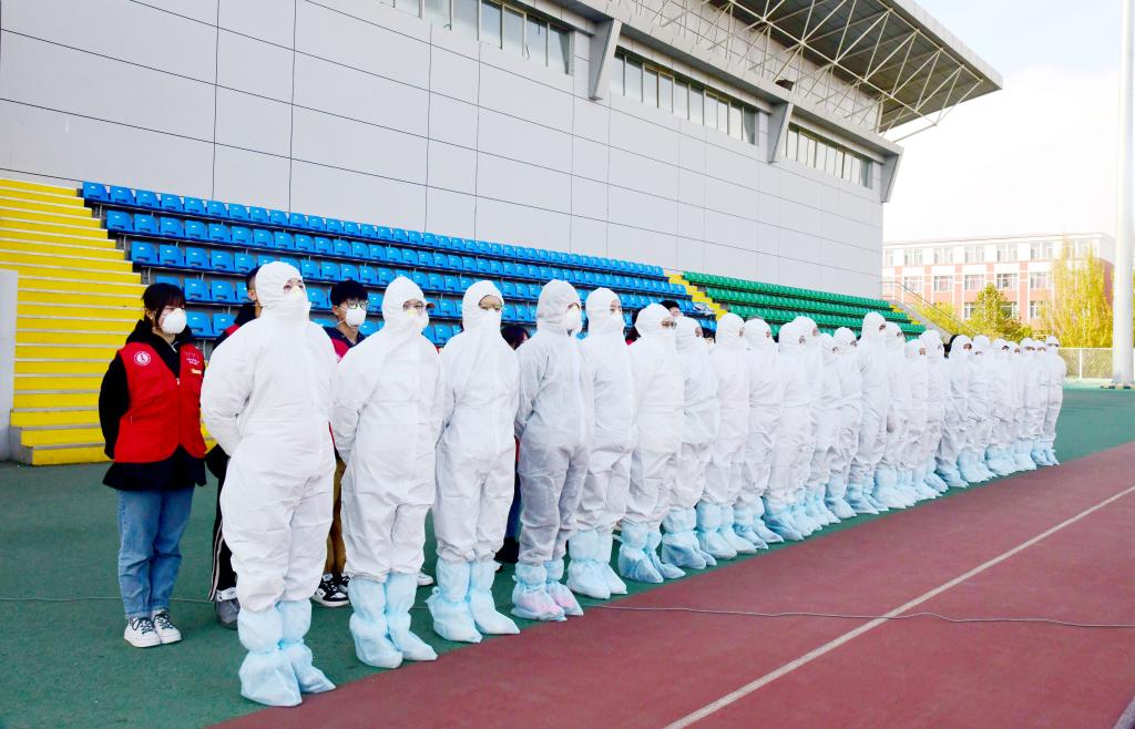 核酸检测现场“一抹红”全力以赴守护师生健康