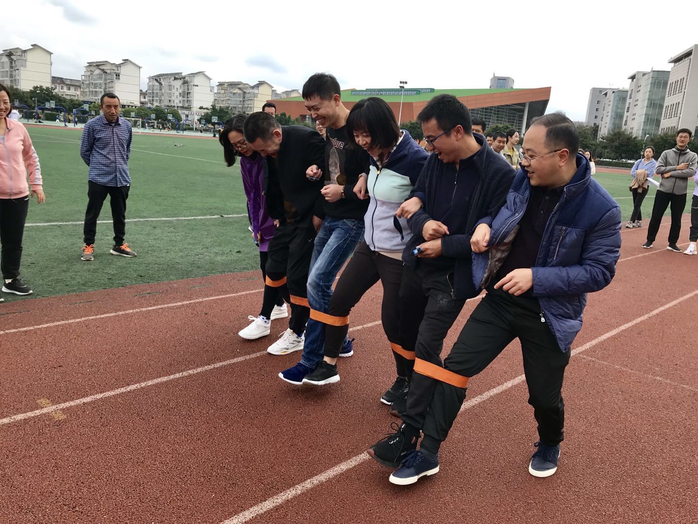 “创一流团队，建幸福农大”教职工定向越野比赛举行