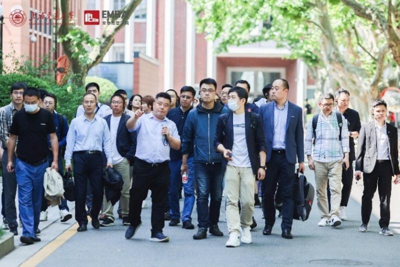 [我为群众办实事]安泰经管学院办学中心党支部为在校班级提供校园参观义务讲解