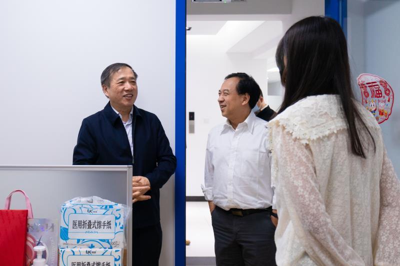 校领导调研上海市免疫治疗创新研究院