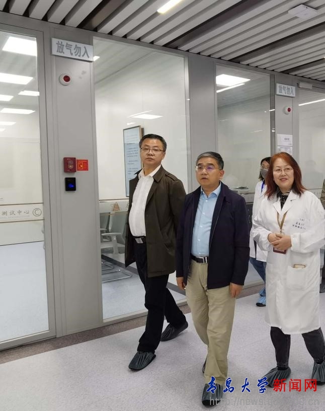 校领导视察学校分析测试中心试运行情况