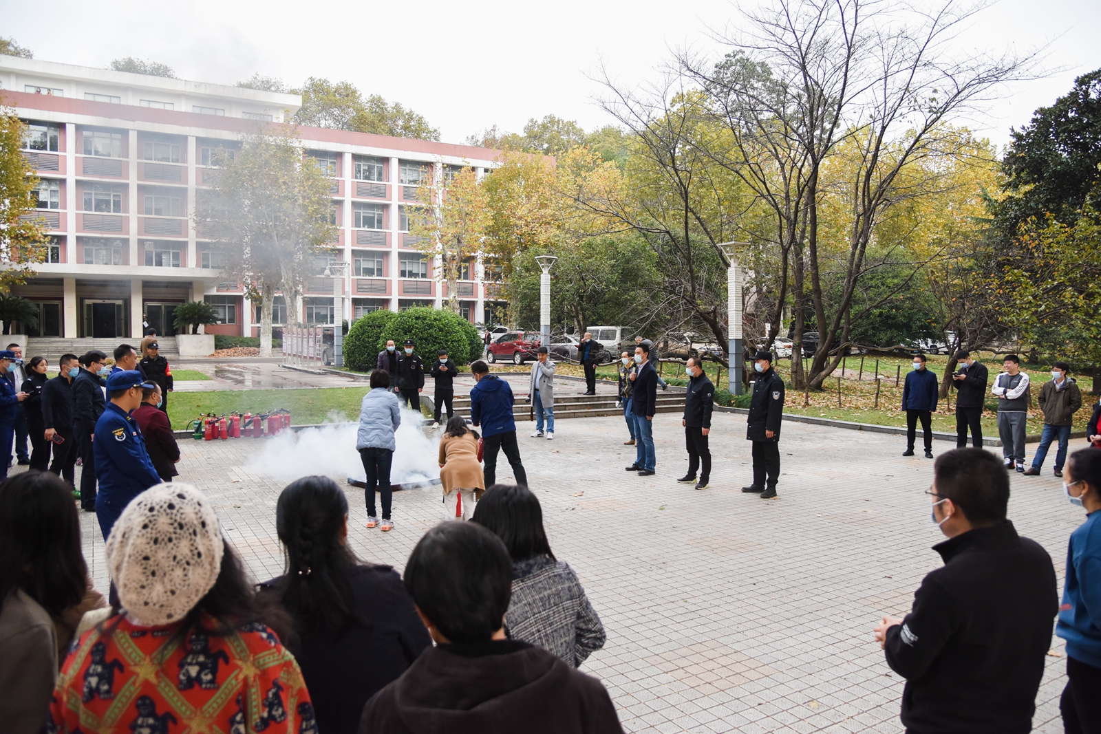 学校组织开展消防疏散演习