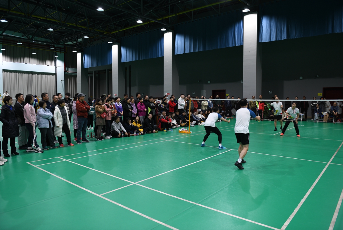 学校2021年教职工羽毛球赛举行