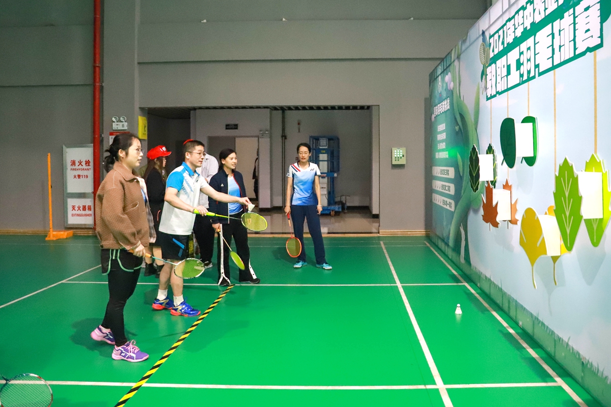 学校2021年教职工羽毛球赛举行