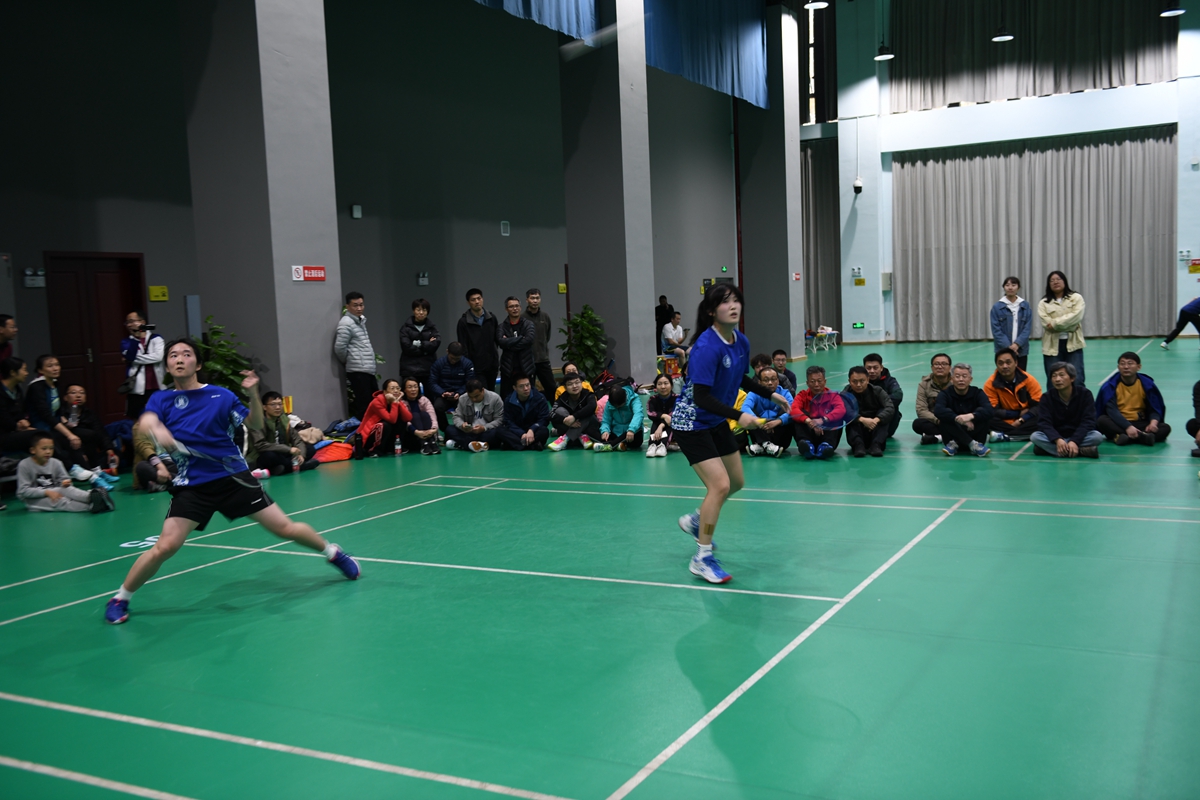 学校2021年教职工羽毛球赛举行