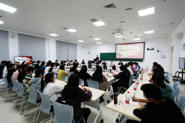 张京泽书记参加联系班级主题班会并上思政课强调：赓续红色血脉，担负光荣使命，做铸牢中华民族共同体意识的坚定拥护者、有力宣传者、忠实践行者