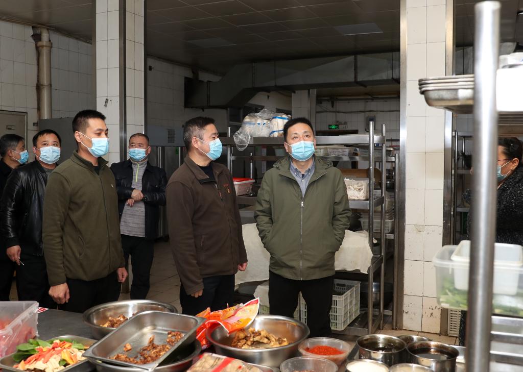 学校召开稳定安全形势研判会