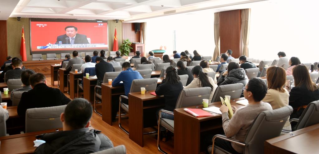 我校组织师生集中收看党的十九届六中全会精神新闻发布会