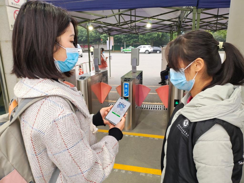 【战疫进行时】一“码”当先出入平安