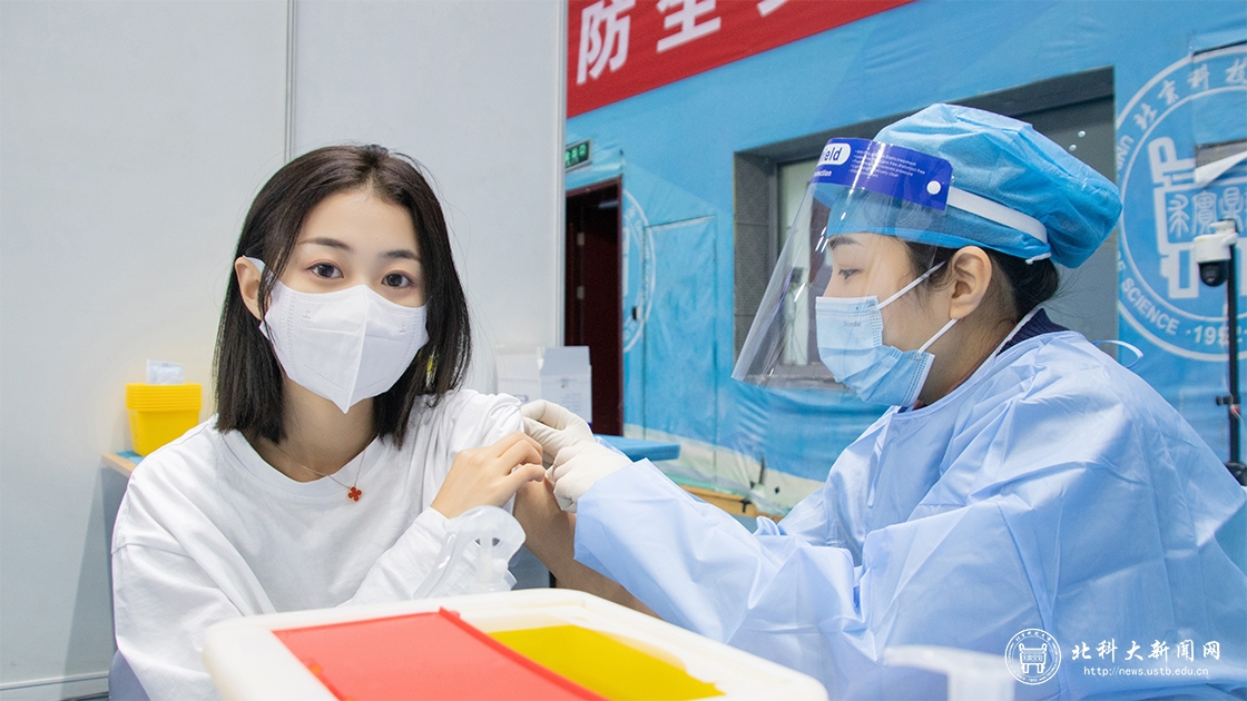 学校精心组织师生新冠疫苗加强免疫集中接种工作