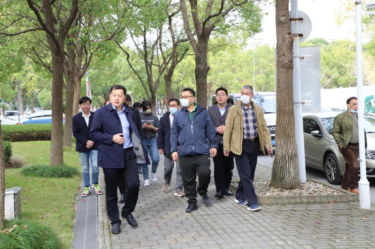 上海市绿化和市容管理局联合检查组来我校开展生活垃圾分类工作检查