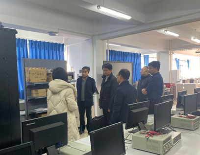 巩金龙到精密仪器与光电子国家级实验教学示范中心调研