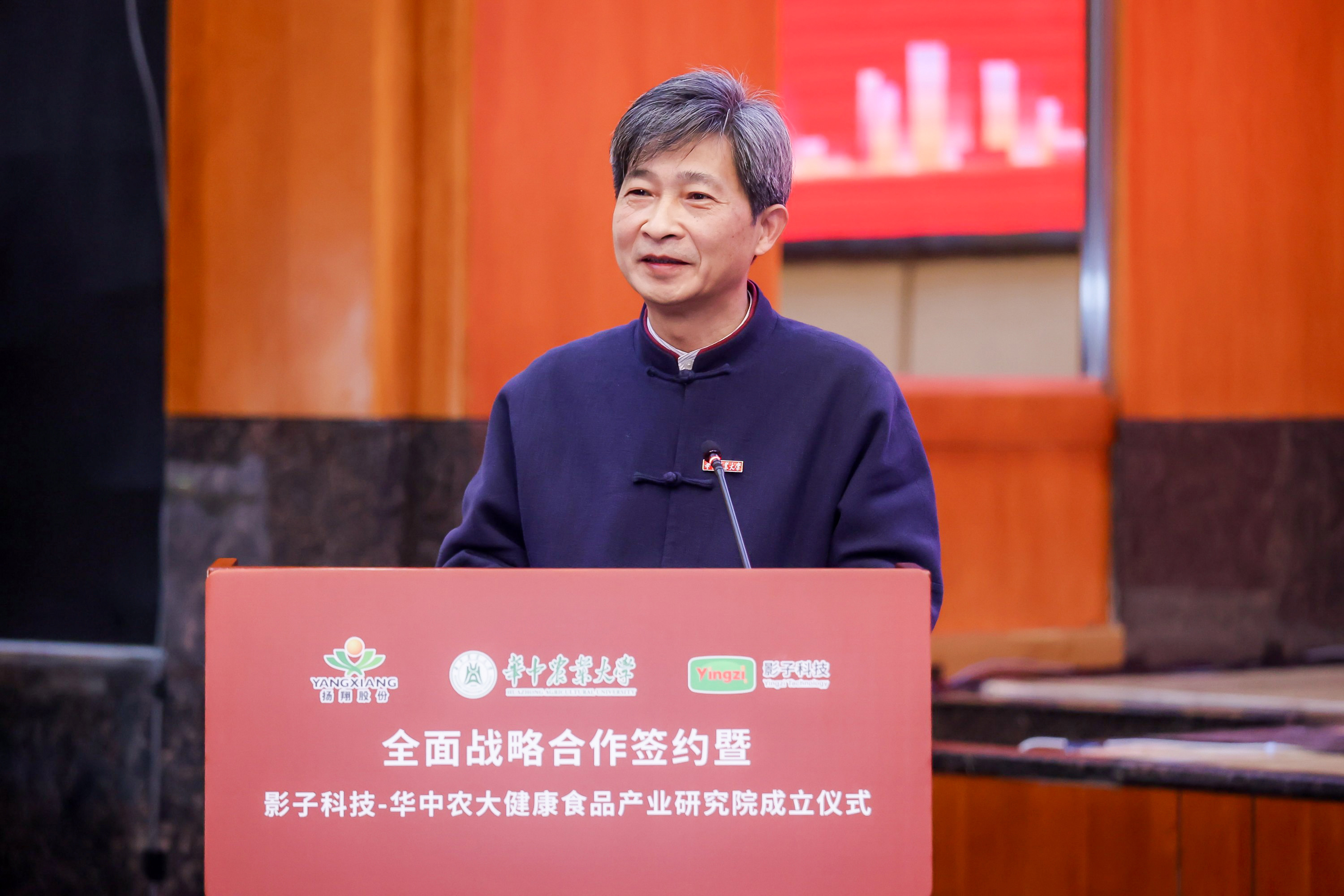 学校与扬翔签署全面战略合作协议