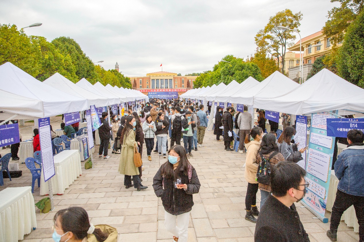 学校举办2022届毕业生秋季学期线下大型招聘会