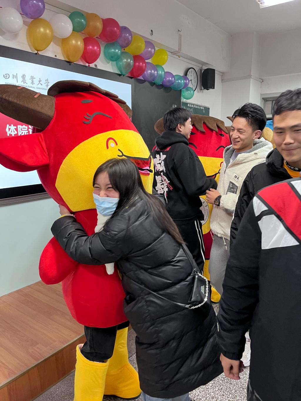 学院系室主任扮玩偶为考研学子送温暖