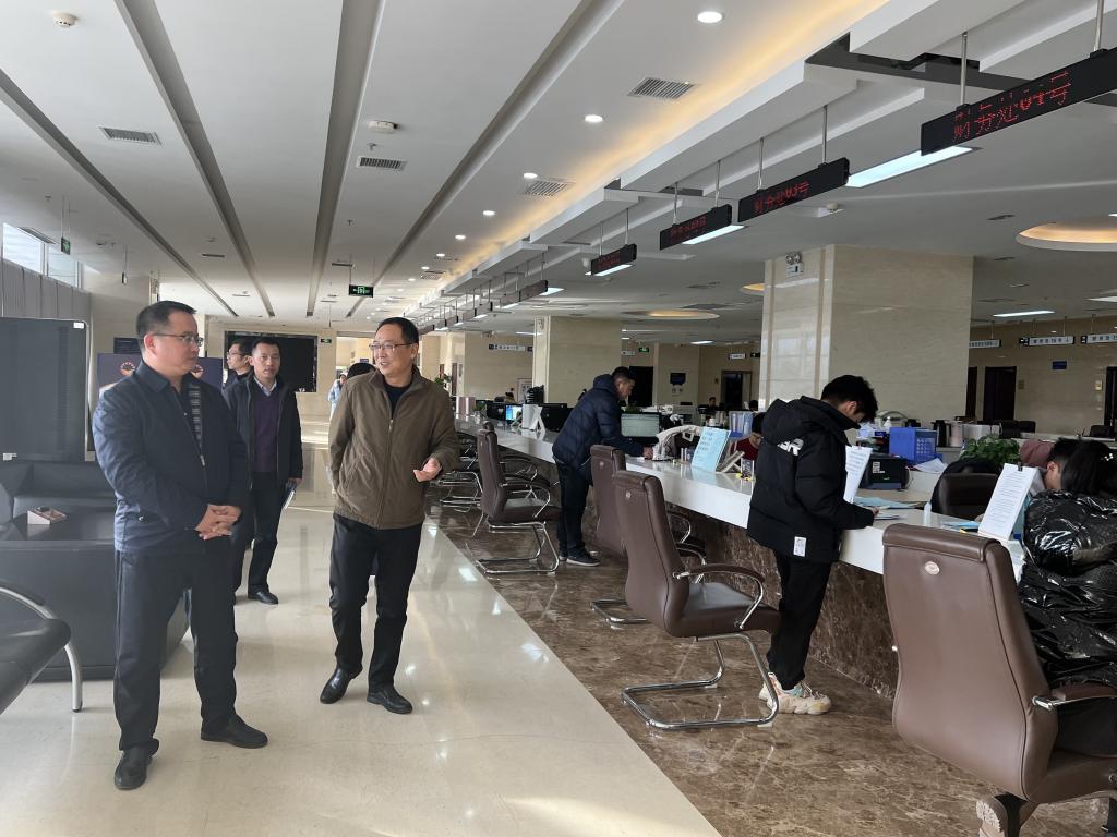 党委常委、纪委书记、监察专员卢平到财务处检查指导工作
