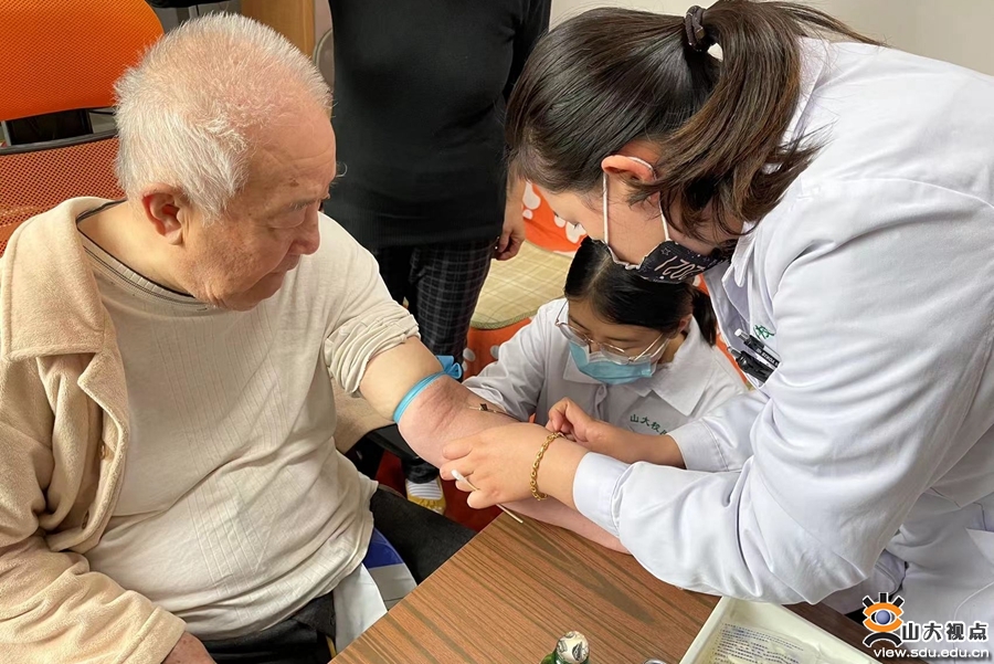 ​［服务师生］校医院为高龄老职工上门体检