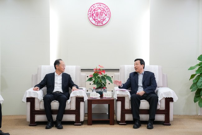 杨庆山会见校友企业家张文中一行