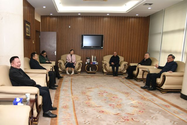 湖北省人社厅董长麒副厅长一行赴我校为朱新蓉教授颁发省特级专家证书