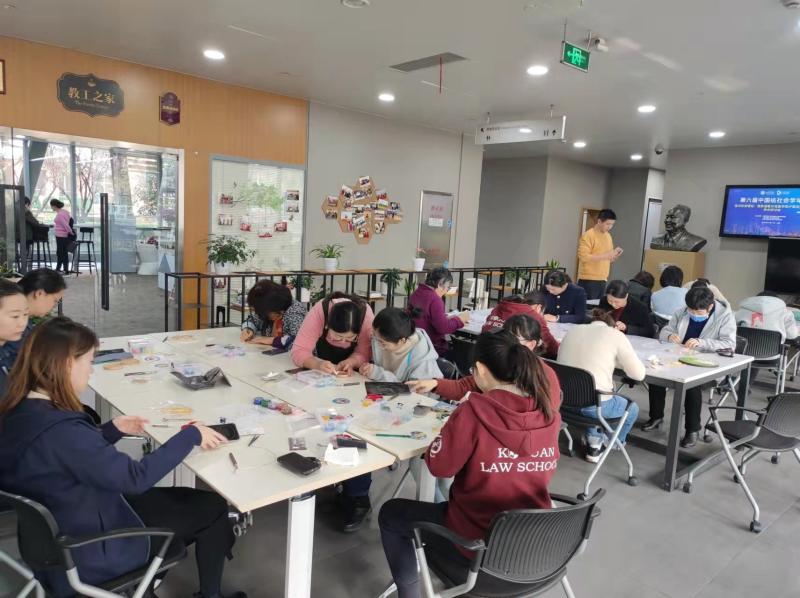 凯原法学院“丽知会”组织制作“景泰蓝掐丝珐琅杯垫”