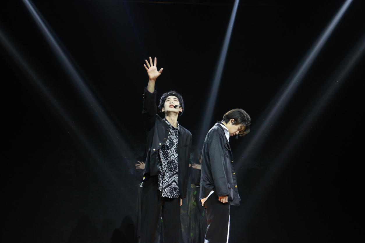 话剧《奋不顾身的爱情》精彩上演