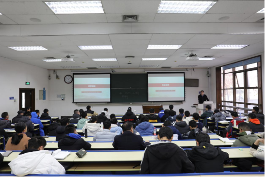 卢建军深入课堂观摩“形势与政策”课堂教学