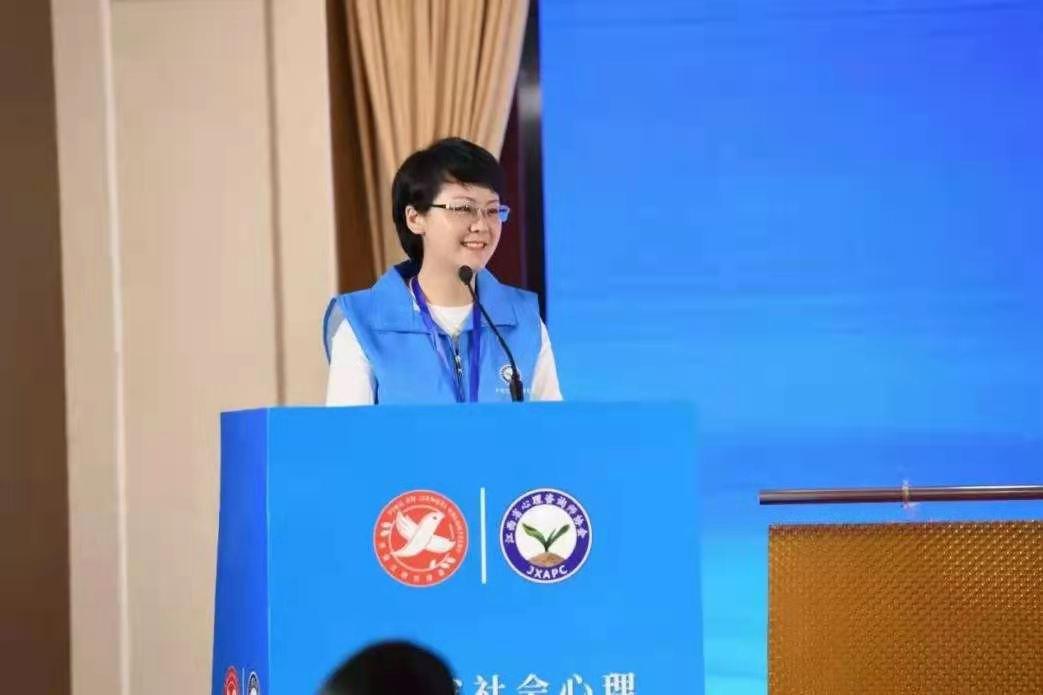 【立德树人】郑霞：德润桃李，“霞”染冰心