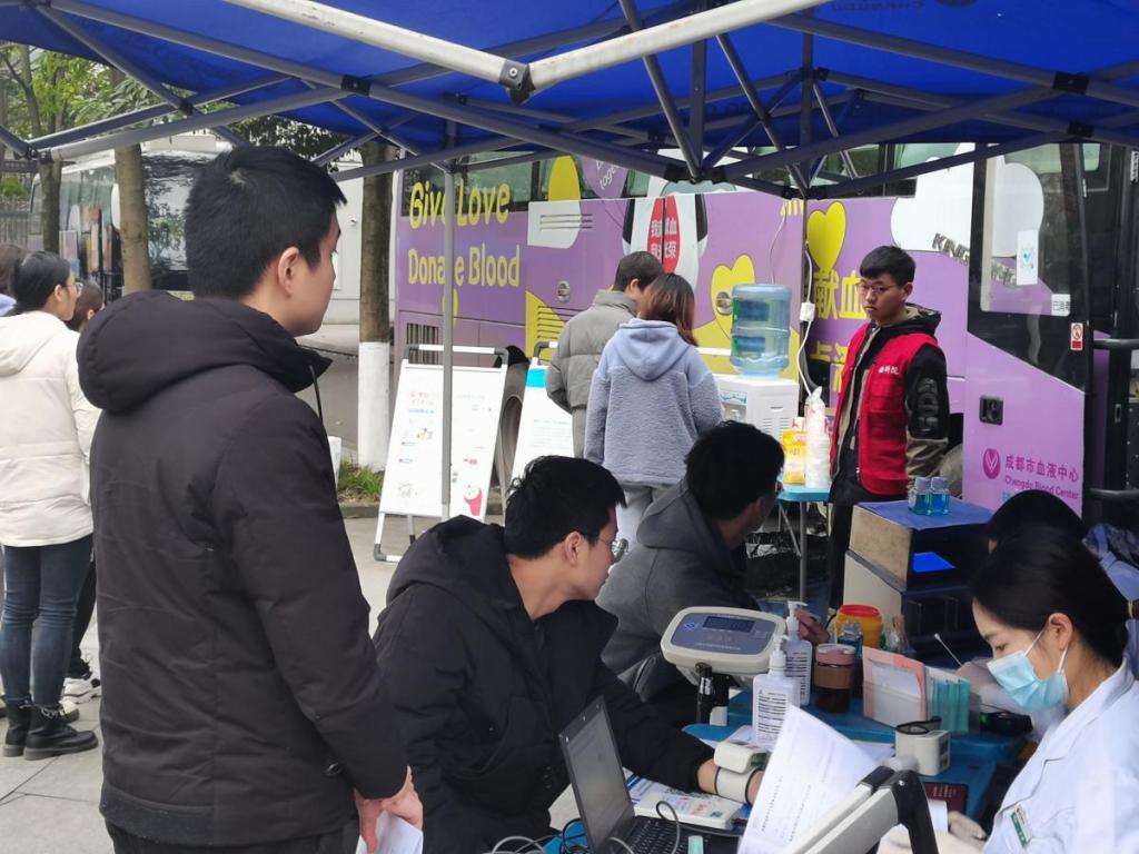我校师生积极参加无偿献血
