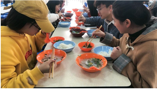 暖身又暖心！都江堰校区学生食堂冬至特供羊肉汤