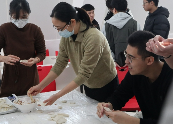 海洋学院举行“迎冬至包饺子”活动