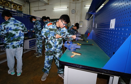 我校举办首届金工实习（钳工）技能竞赛