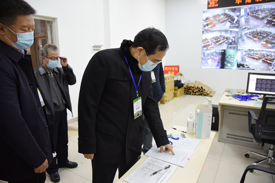 王斌伟书记、刘雅红校长检查期末考试工作