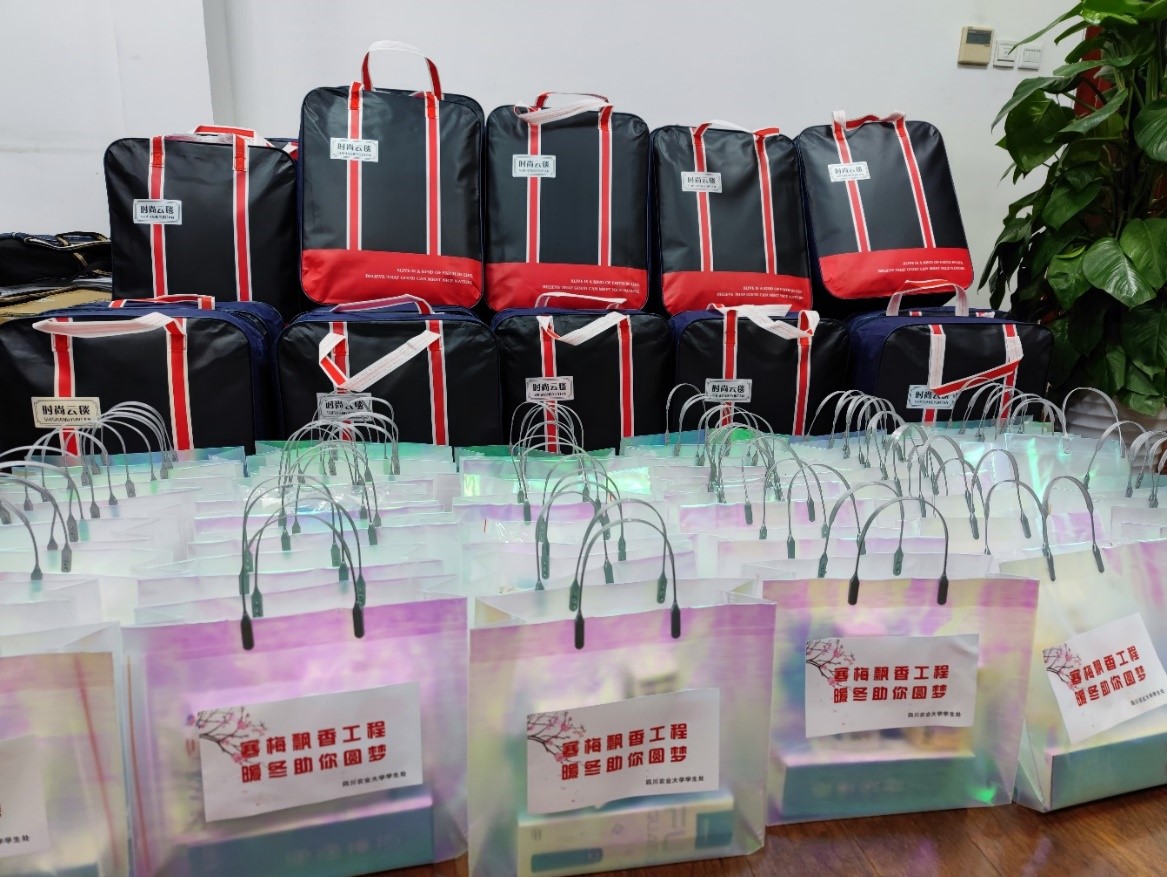 【办实事暖人心】学校开展“寒梅飘香工程”暖冬关爱行动