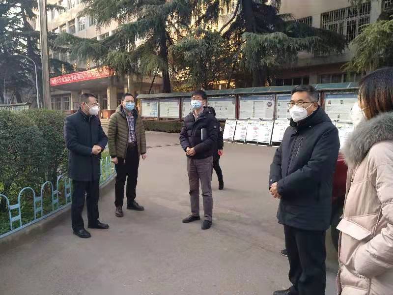 校党委副书记李国武、副校长吴旺延赴翠华西校区和雁塔校区慰问一线教职工