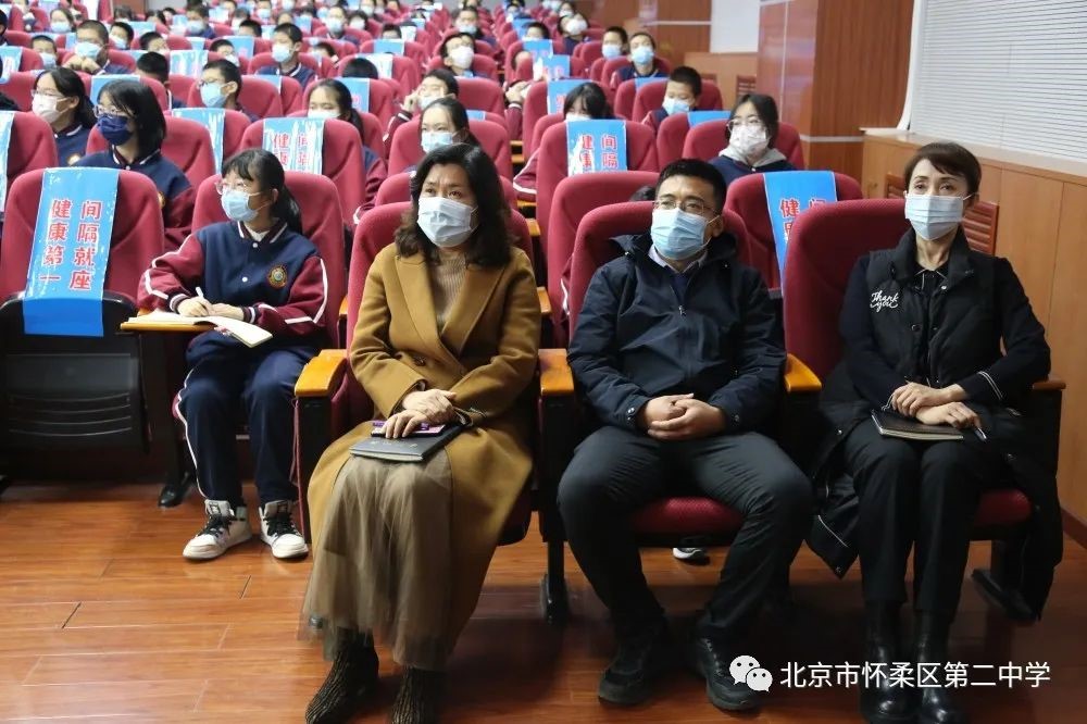 国科大物理学院在怀柔二中作科普报告